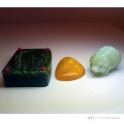 "Abondance" Cochon en Jade de Chine, Ambre et Jade de Sibérie. Vu de l'ensemble des pièces de pierres fines. Glyptique.