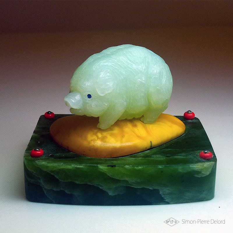 "Abondance" Cochon en Jade de Chine, Ambre et Jade de Sibérie. Sculpture de pierres fines. Glyptique. Vue de face