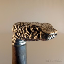 "Reptile Primordial" Couteau. Vue du Pommeau tête de serpent en Argentium. Vue latérale