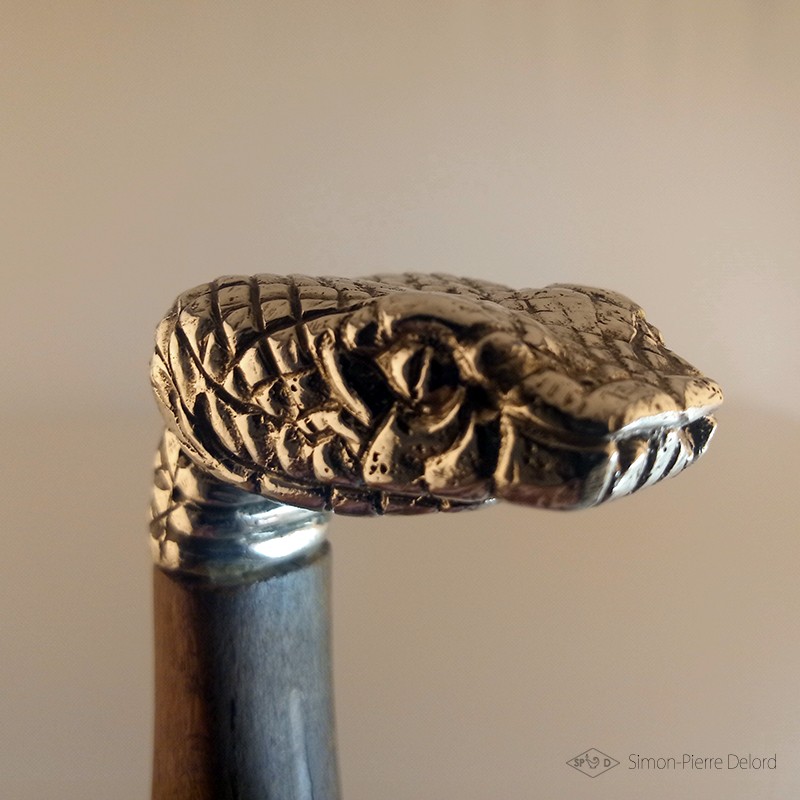 "Primordial Reptile" Knife. View of the snakehead pommel in Argentium. Side view