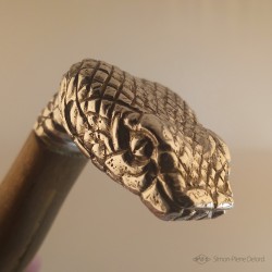 "Reptile Primordial" Couteau. Vue du Pommeau tête de serpent en Argentium. Vue latérale