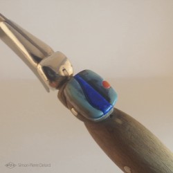 "Reptile Primordial" Couteau. Vue de la mitre en Opale d'Australie, Lapis-lazuli et Corail.  Vue de côté