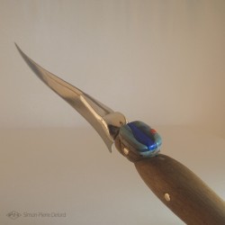 "Primordial Reptile" Knife. View of the miter in Australian Opal, Lapis-lazuli and Coral. Side view