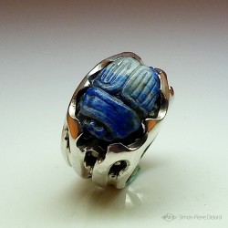 "Blue Scarab", Ring in Argentium and Lapis-lazuli, High Jewelry. Lapidary craftsman and glyptician. Art of Glyptics.