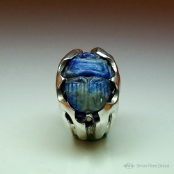 "Blue Scarab", Ring in Argentium and Lapis-lazuli, High Jewelry. Lapidary craftsman and glyptician. Art of Glyptics.