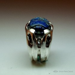 "Blue Scarab", Ring in Argentium and Lapis-lazuli, High Jewelry. Front view