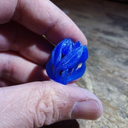 "Fleur de Vie", Bague d'Artisan d'Art Joaillier, Topaze bleue. Cire perdue, Art de la taille directe