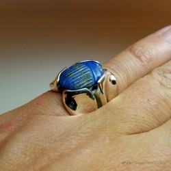 "Celestial Protection", High Jewelry Ring, Scarab carved in Lapis lazuli, Lost wax technique. Arts and Crafts