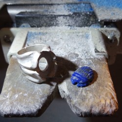 "Celestial Protection", High Jewelry Ring, Scarab carved in Lapis lazuli, Lost wax technique. Arts and Crafts