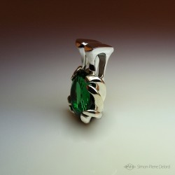 "Philtre of Hope", Craftsman Art Jeweler Pendant, Green Quartz of 22 Carats. Lost wax, Direct carving art
